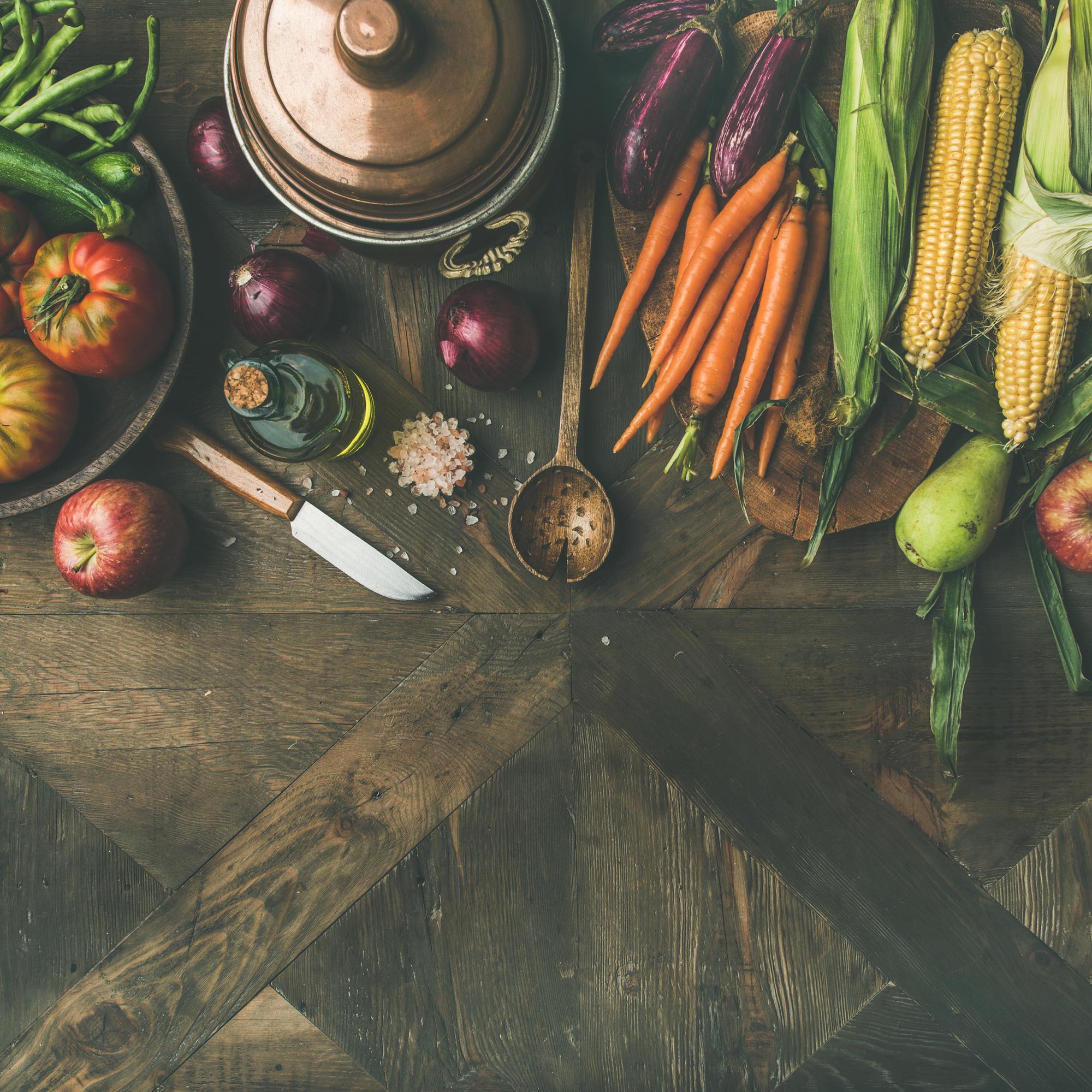 Tavolo di lavoro artigianale con ingredienti locali e utensili